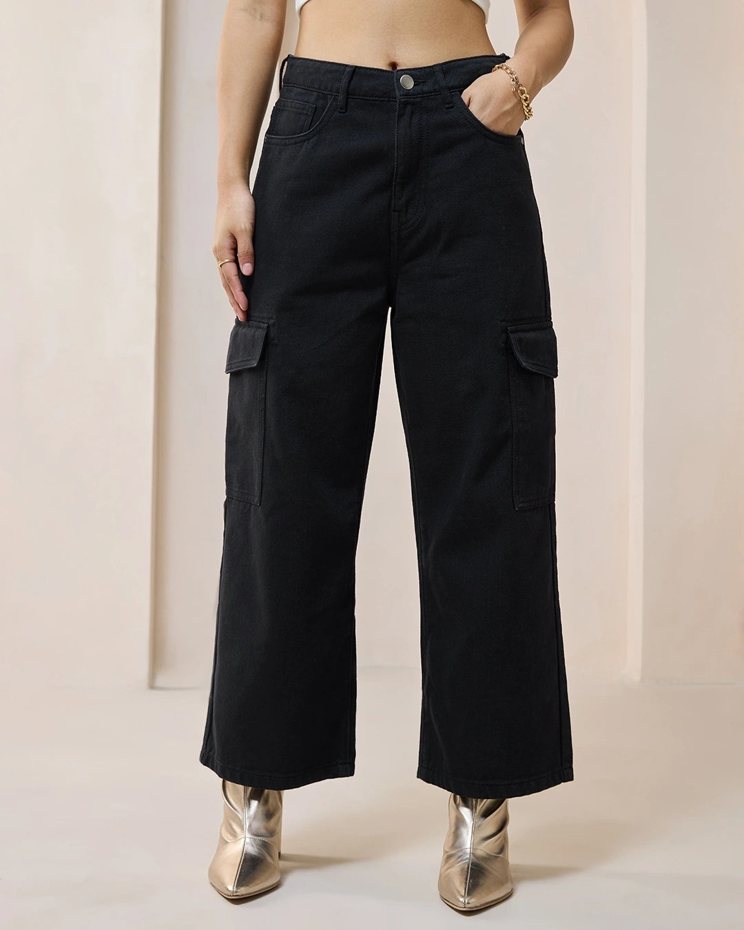 Women's Black Baggy Stright Fit Cropped Cargo Jeans  bottomwear